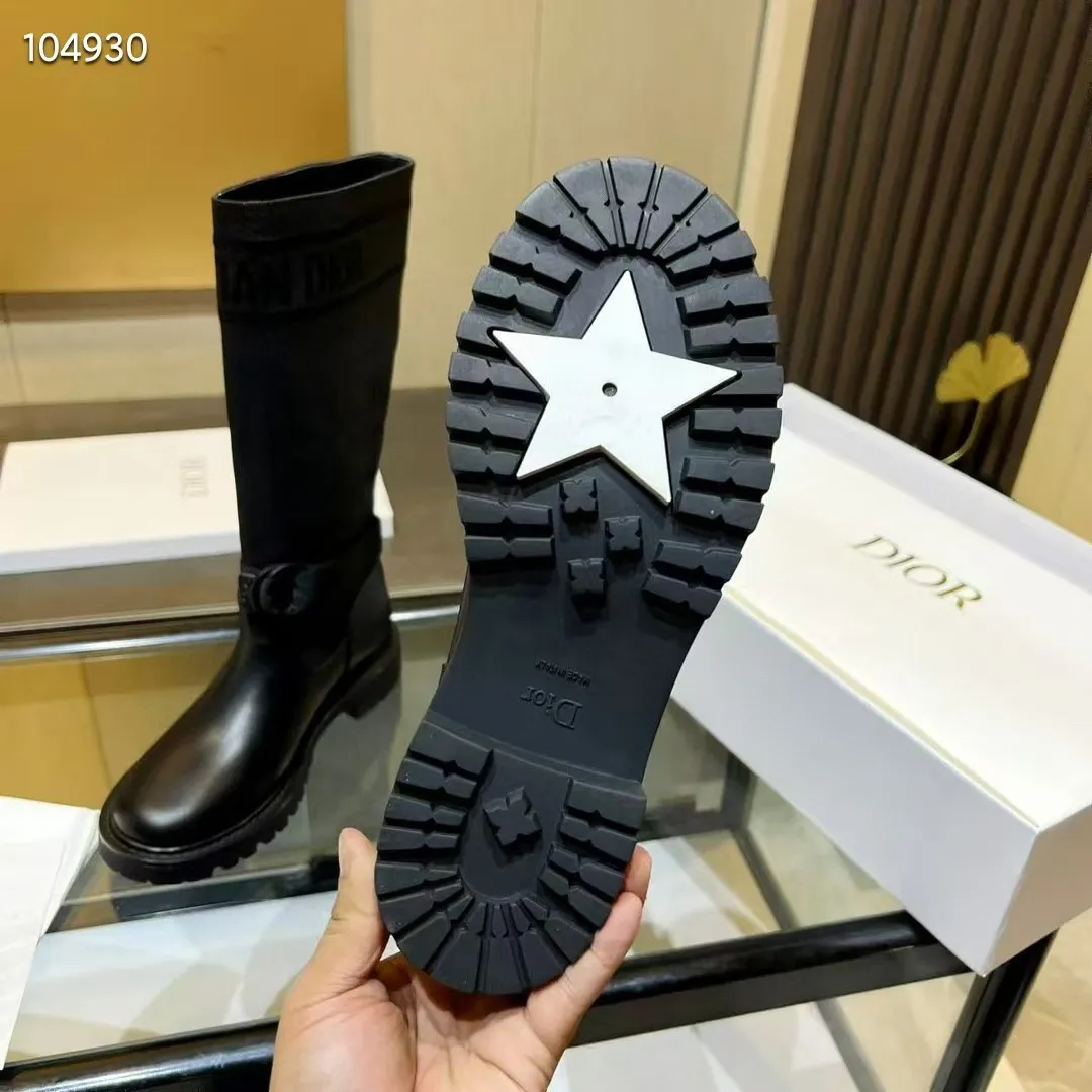 👟👟Ex-factory price 560👟👟 Dior color-blocking new boots for autumn and winter, the latest electric embroidery color-blocking letter logo for autumn and winter, round-toe high-top knight boots for women, Material: first-layer cowhide stitched with electric embroidery fabric, sheepskin lining for feet, original molded TPU outsole Size: 35-40 yards